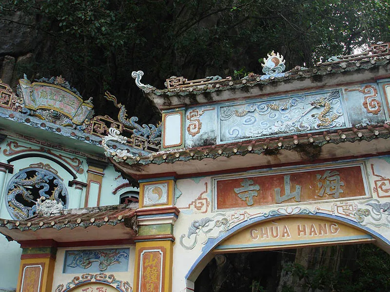 Lối vào Chùa Hang trên núi An Hải Sơn, không gian tâm linh giữa lòng núi đá