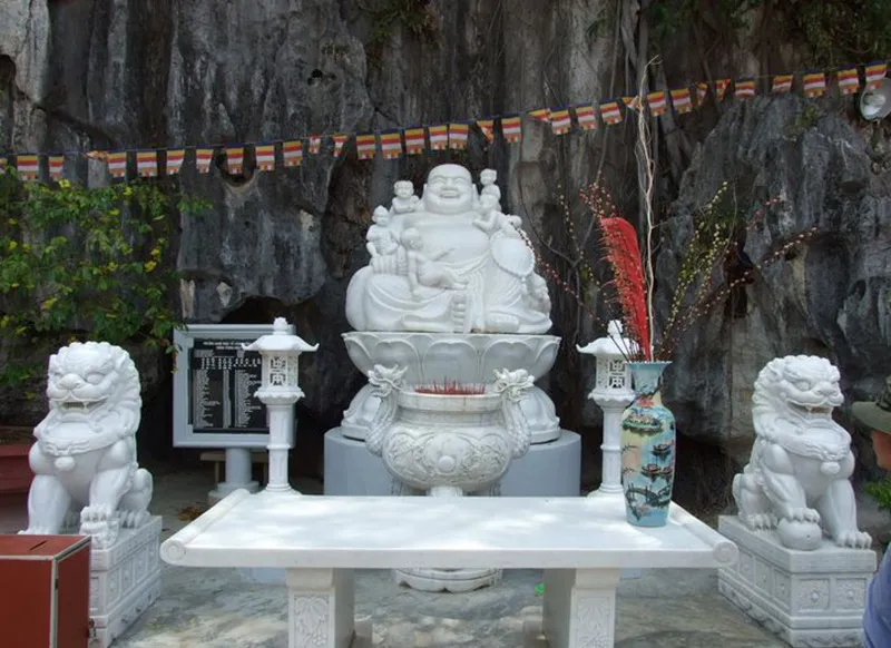 Tượng Di Lặc bằng đá Non Nước và cặp sư tử trắng trong Chùa Hang