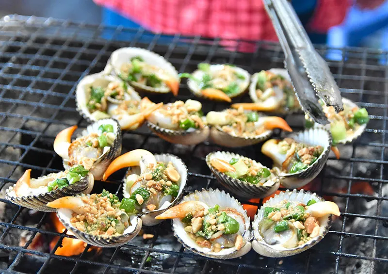 Hải sản tươi chế biến tại chỗ gần Bãi Dương, giá địa phương, vị ngọt tự nhiên