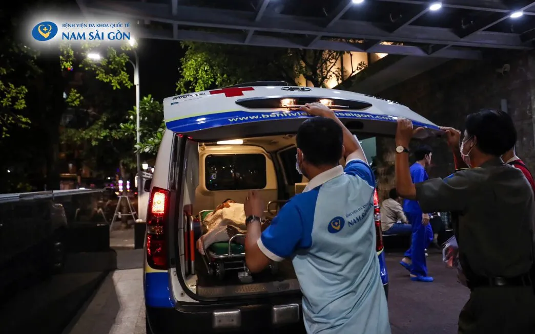 Gọi cấp cứu và đến cơ sở y tế khi có dấu hiệu khó thở, choáng, sưng lan nhanh sau ong đốt