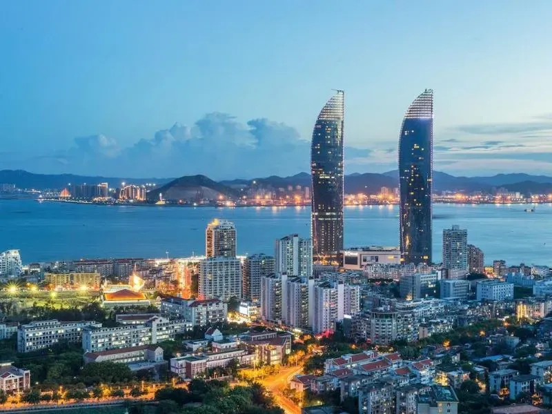 Toàn cảnh bờ biển Hạ Môn với kiến trúc hiện đại và phố cổ