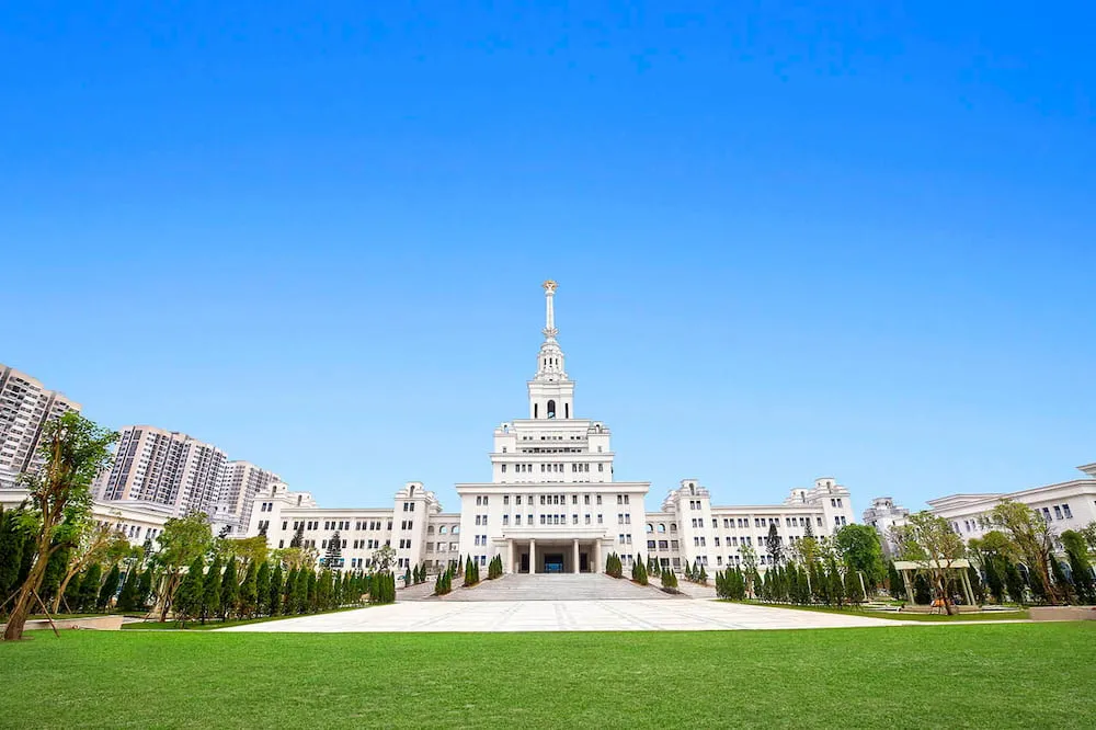 Kiến trúc Gothic của VinUni với tháp chuông và khối nhà phong cách tân cổ điển