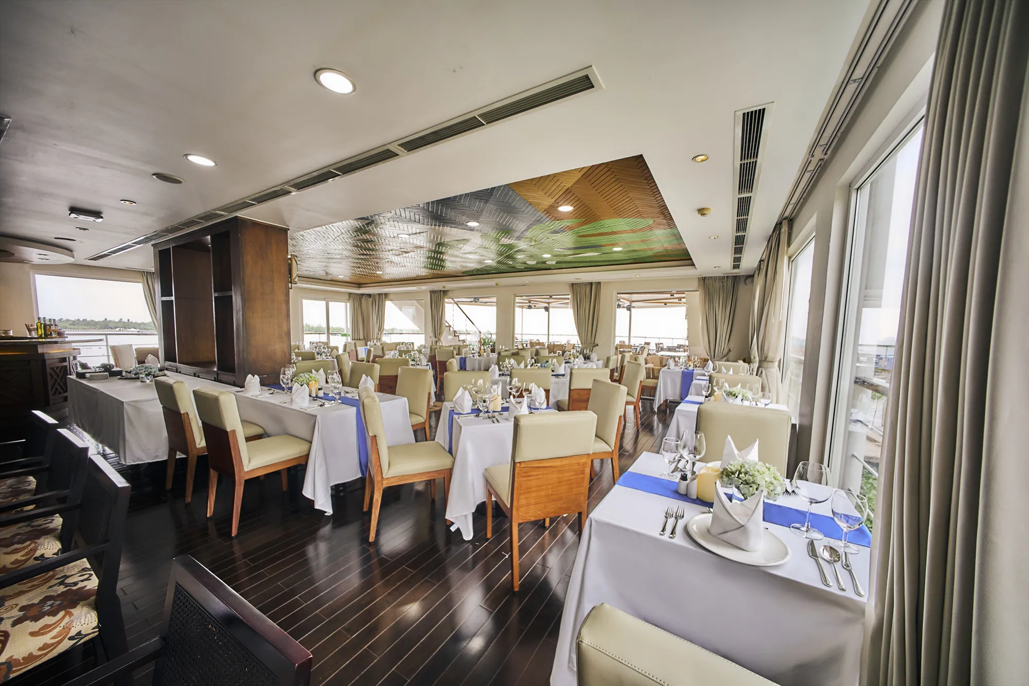 Gợi ý chụp ảnh đêm và góc nhìn biểu tượng thành phố từ du thuyền trên sông Hậu