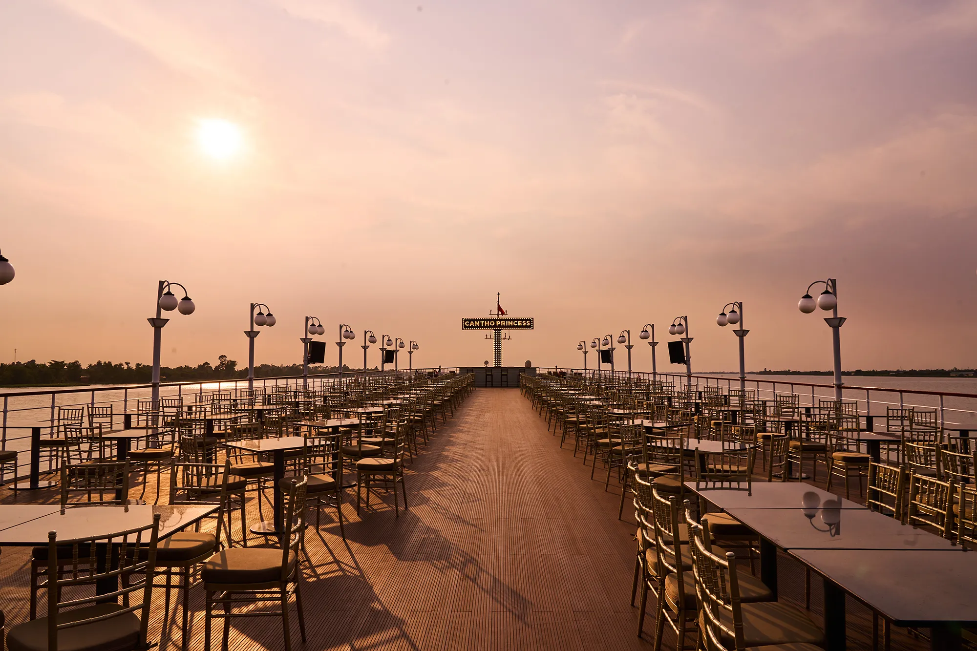 Du thuyền Cần Thơ Princess du ngoạn tuyến sông Hậu qua các biểu tượng thành phố