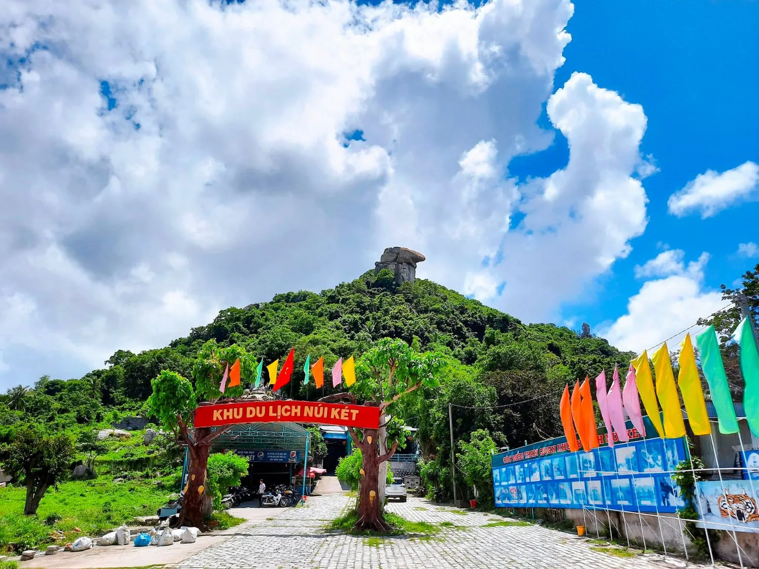 Toàn cảnh núi Ông Két nhìn từ sườn núi với mây trời thoáng đãng