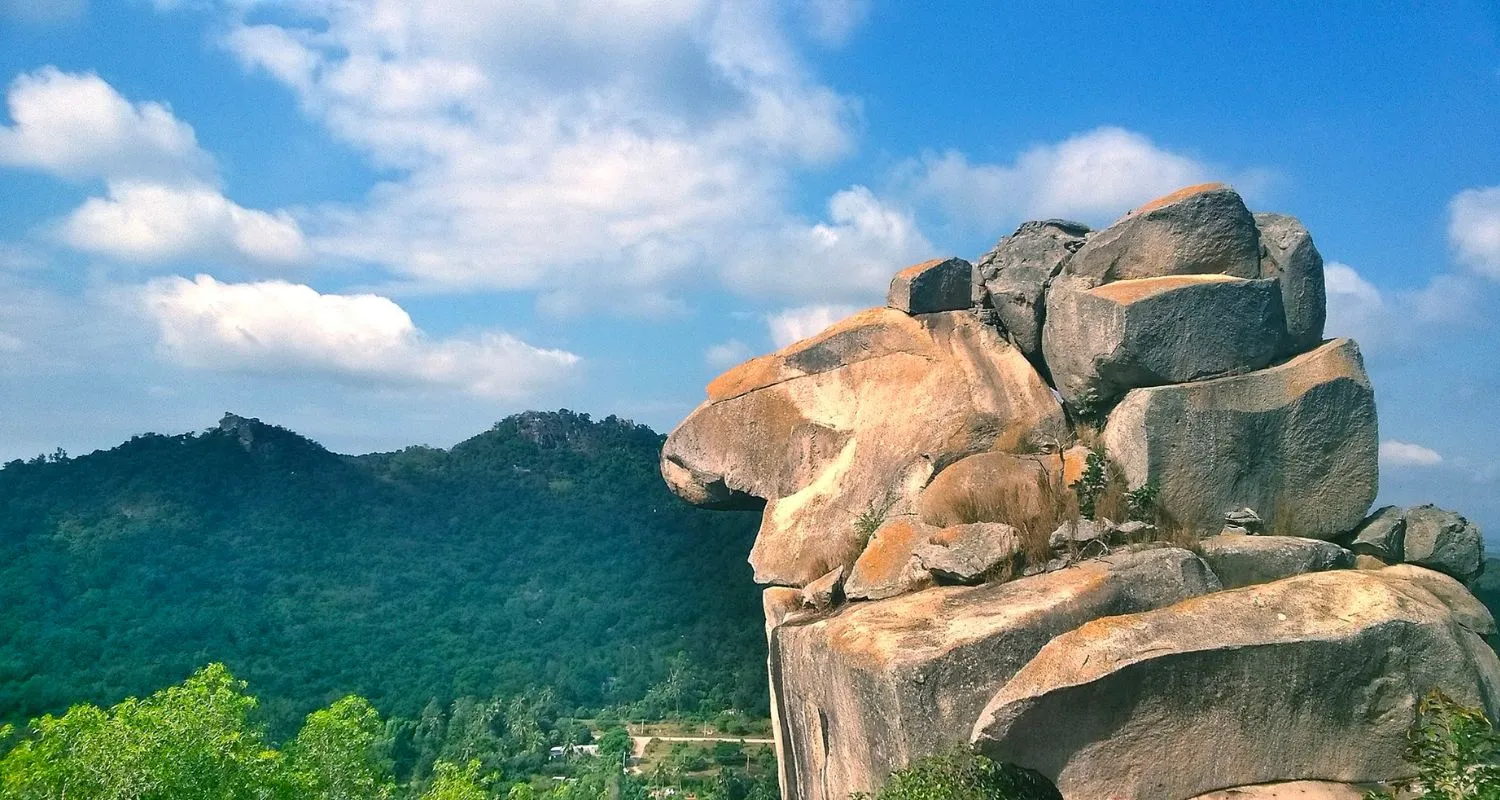 Mỏm đá mỏ chim két – biểu tượng đặt tên núi Ông Két ở Thất Sơn