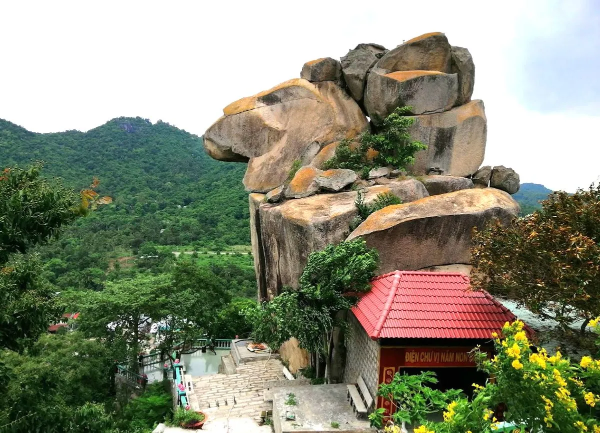 Các hang, am điện trên núi Ông Két – không gian tu tập và chiêm bái trang nghiêm