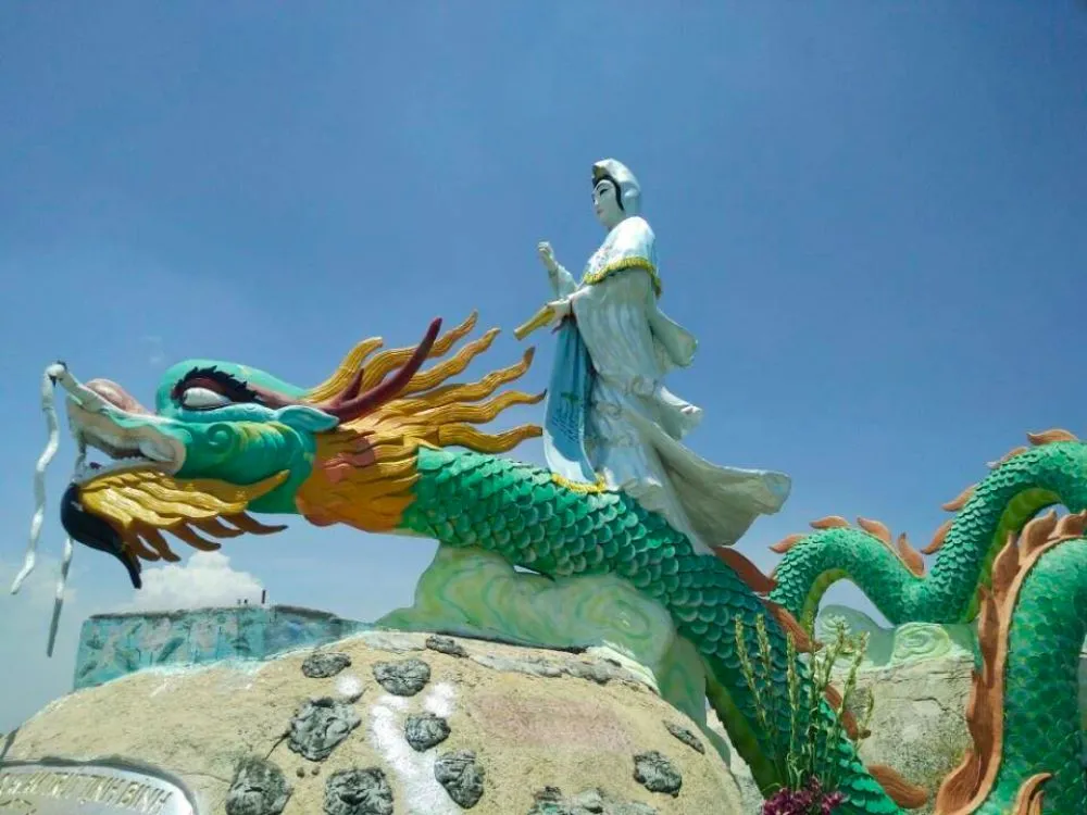 Hệ thống điện thờ và tiểu cảnh được chăm chút, thể hiện tín ngưỡng vùng Thất Sơn