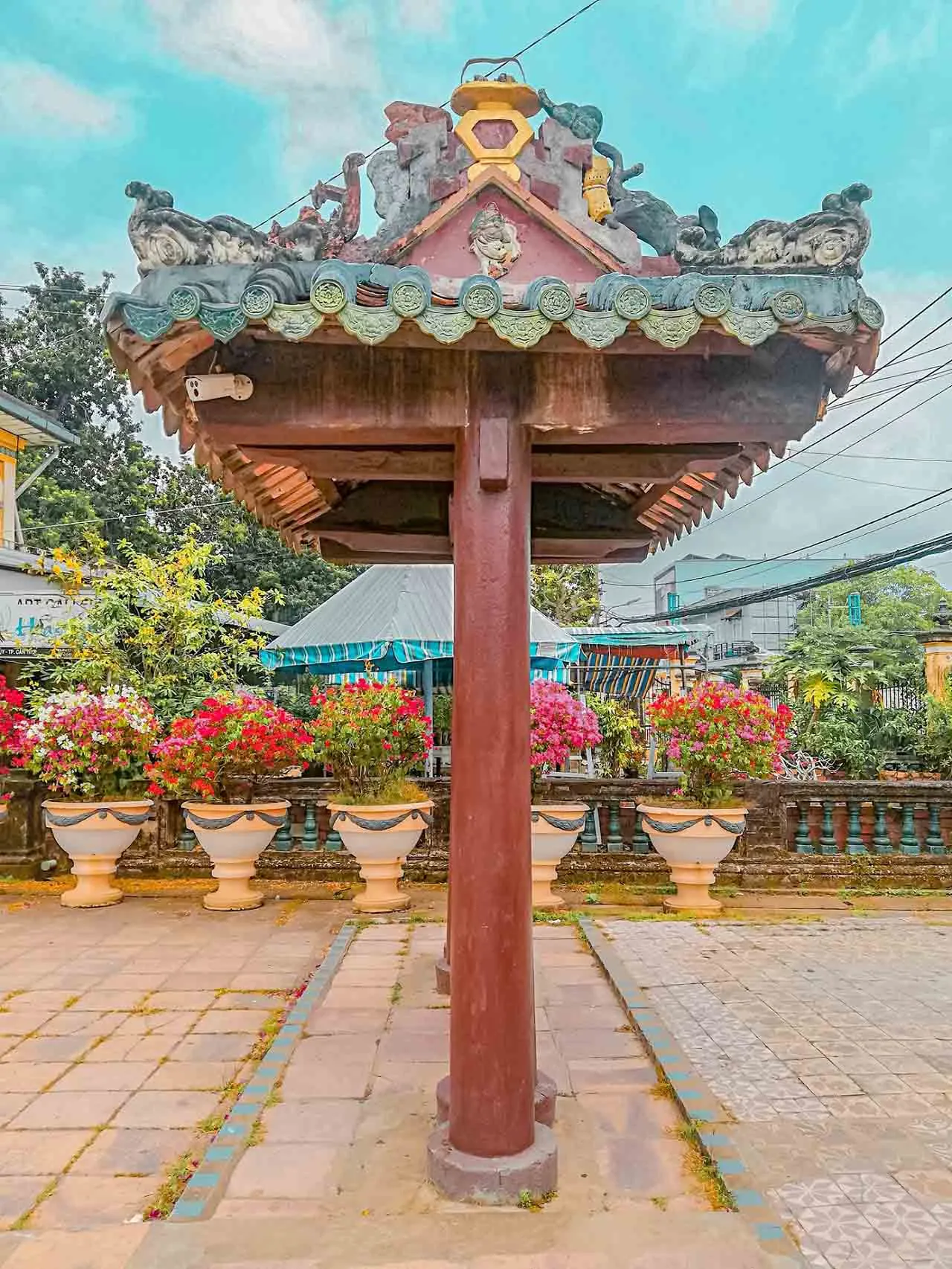 Chi tiết cổng tam quan và hoa văn Á – Âu tại Nhà cổ Bình Thủy