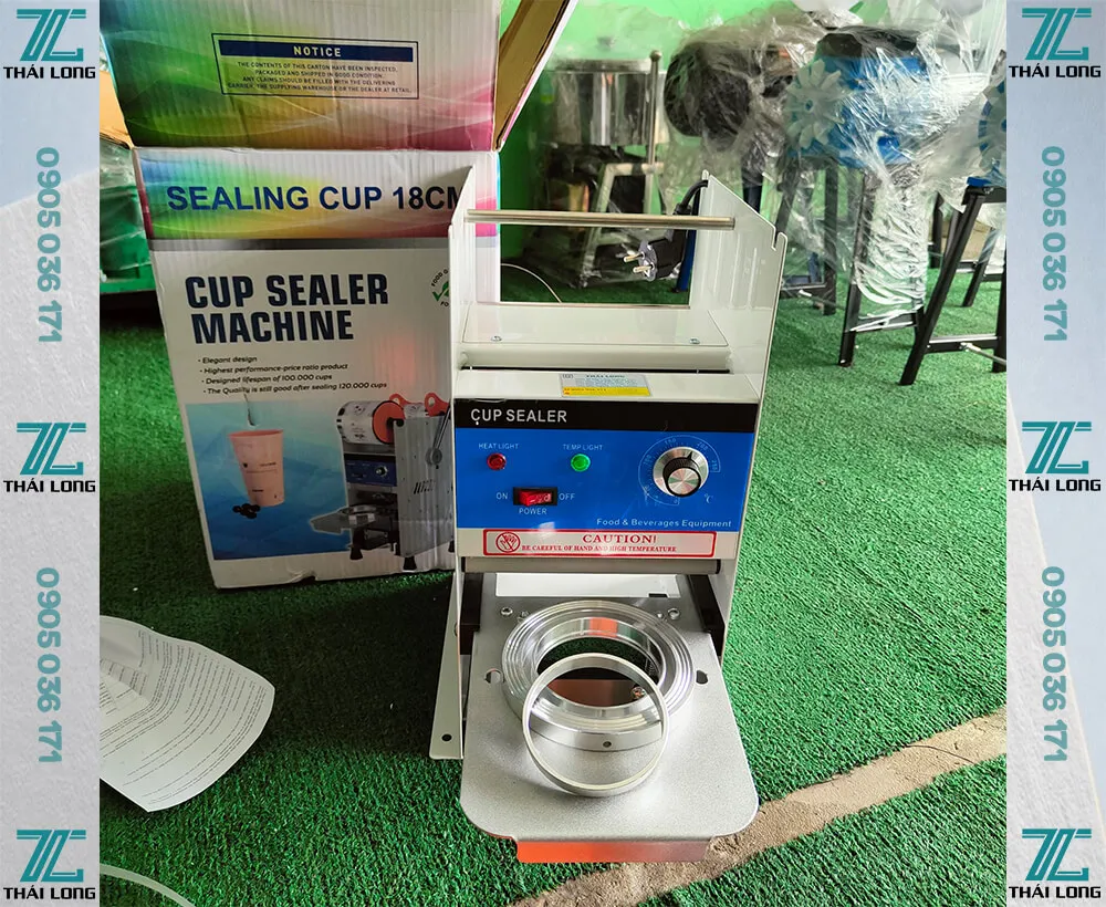 Thiết bị phục vụ đồ uống gọn nhẹ đặt trên quầy, hỗ trợ trải nghiệm nhanh cho khách