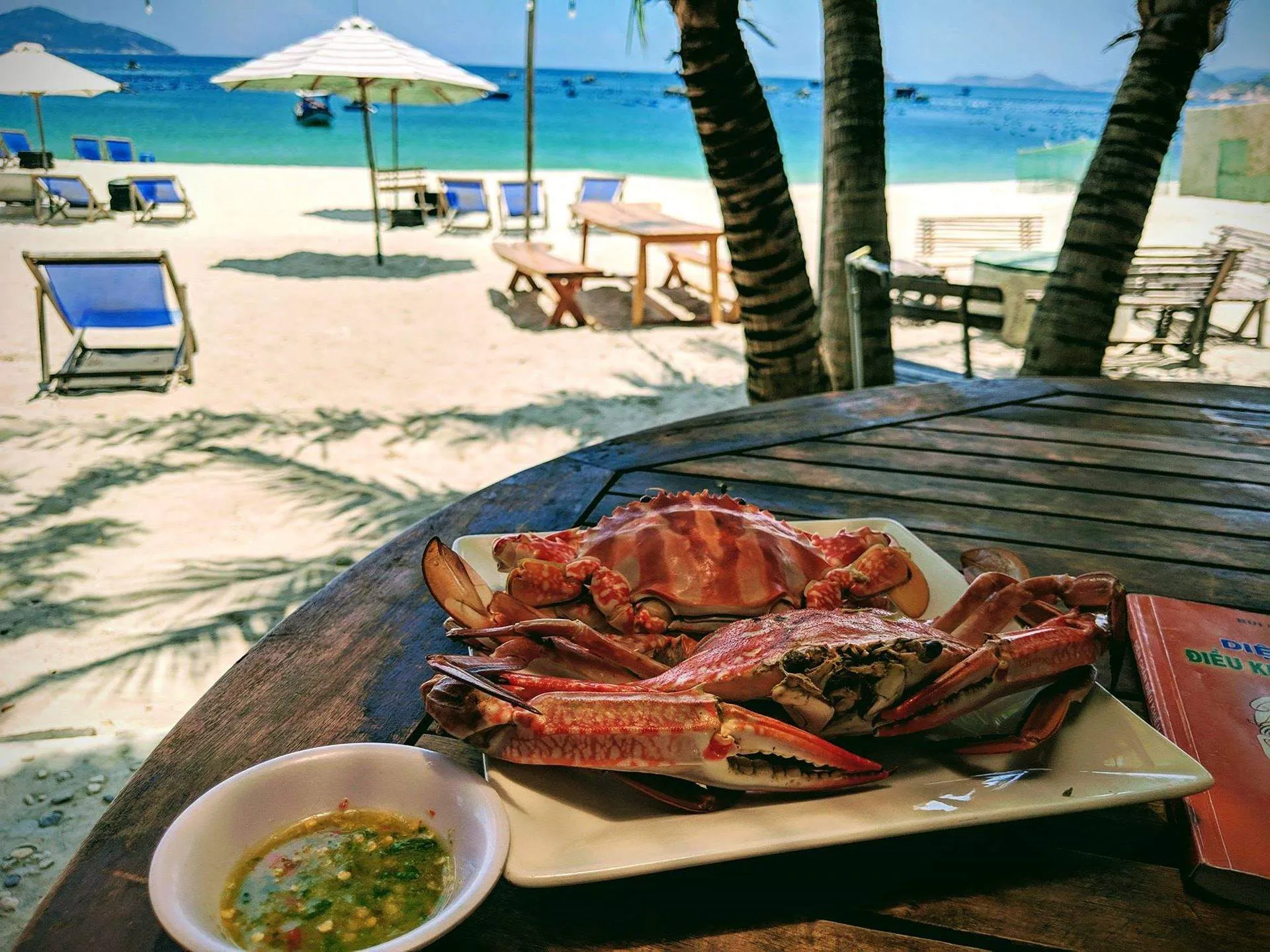 Món ăn hải sản địa phương phong phú, tôm hùm là đặc trưng của vùng Bình Ba – Cam Ranh