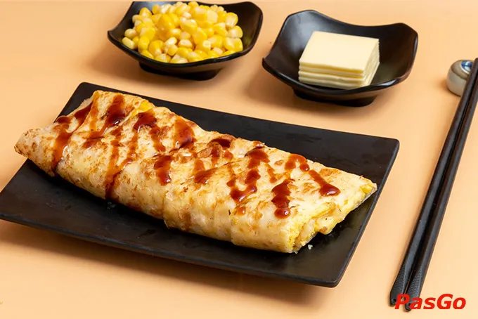 Bánh crepe Đài Loan với lớp vỏ mỏng mềm, nhân trứng và ngô ngọt, rưới sốt dầu hào tại Yu Tang Chùa Láng