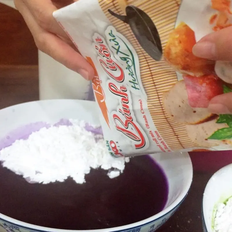 Pha bột bánh với nước cốt dừa và nước lá tạo lớp vỏ dai mềm, thơm béo