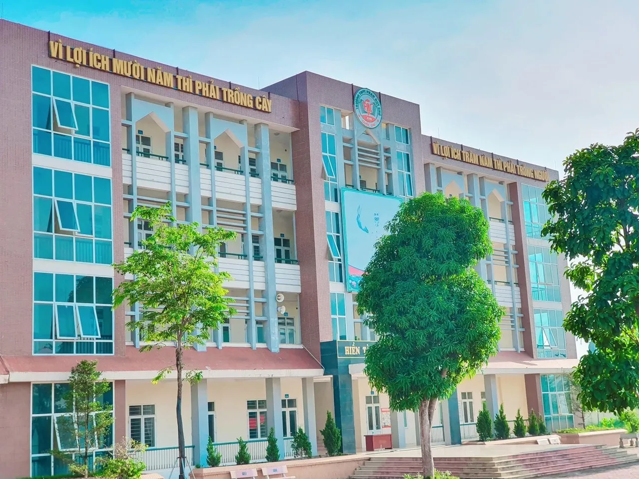 Khuôn viên Trường THPT Phan Huy Chú Quốc Oai tại Sài Sơn