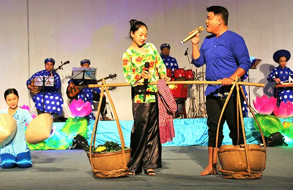 Nghệ nhân Cần Thơ trình diễn điệu hò dân gian Nam Bộ trong không gian văn hóa địa phương