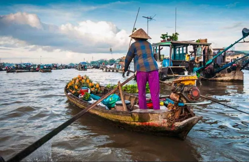 Chợ nổi Cái Răng tháng 8, sông nước nhộn nhịp và ẩm thực trên ghe