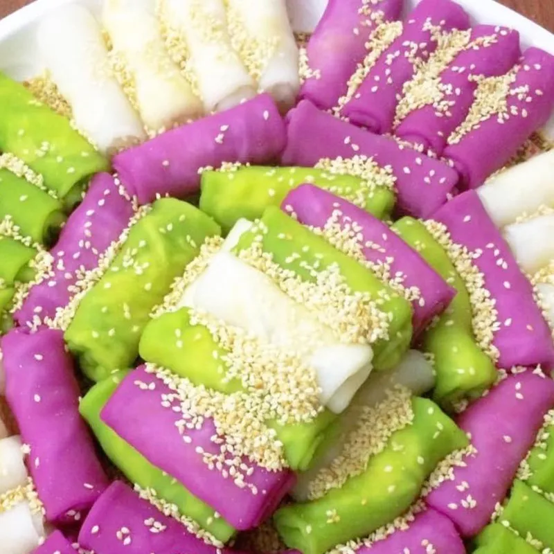Thành phẩm bánh cuốn ngọt nhiều màu, rắc mè rang – món ngon miệt vườn Cần Thơ