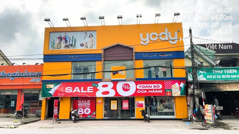 Nhân viên YODY Đông Hà tư vấn khách tại cửa hàng 1 Hùng Vương, Quảng Trị