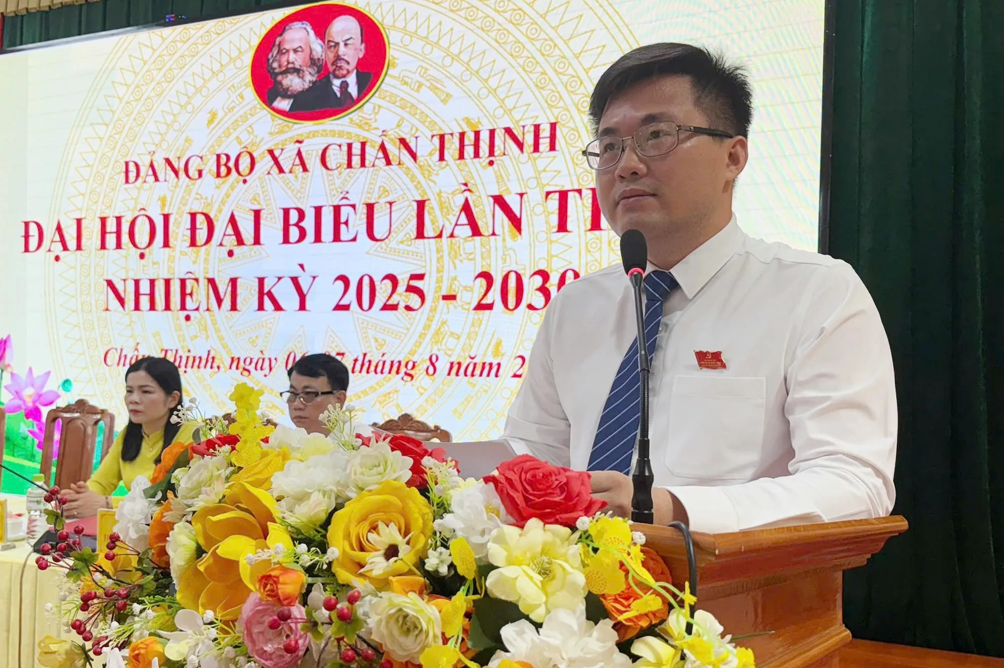 Bí thư Đảng ủy xã Chấn Thịnh phát biểu tại đại hội – định hướng phát triển hạ tầng, kinh tế và đời sống người dân