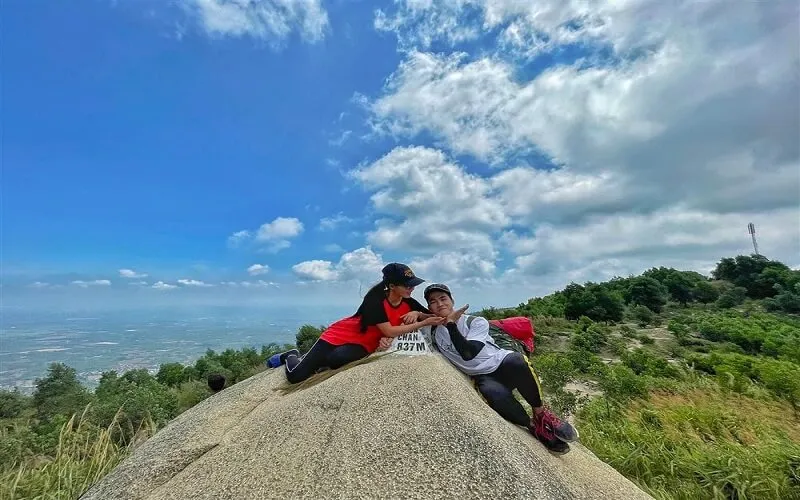 Toàn cảnh núi Chứa Chan còn gọi là núi Gia Lào ở Xuân Lộc