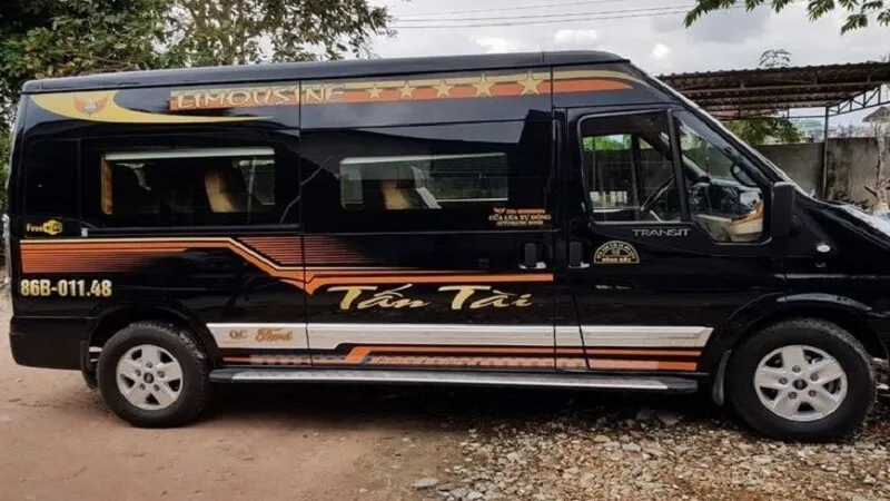 Du khách đi xe buýt hoặc thuê ô tô đến cổng chào núi Chứa Chan