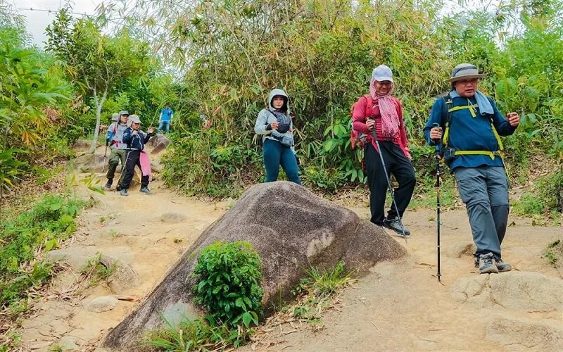 Địa hình núi Chứa Chan thoải, dễ đi hơn núi Bà Đen