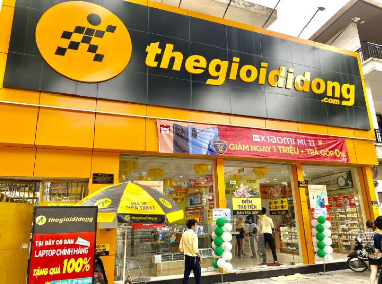 Cửa hàng Thế Giới Di Động tại TP.HCM trưng bày laptop