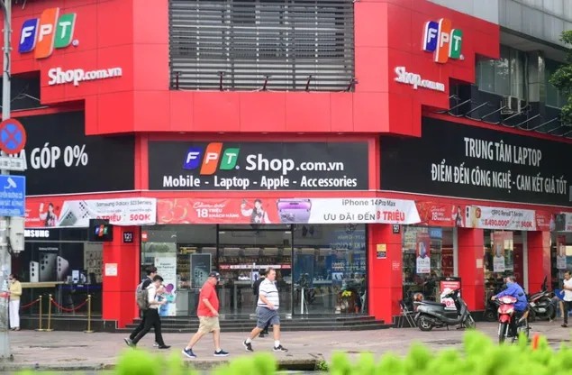 Hệ thống FPT Shop bày bán laptop và thiết bị công nghệ
