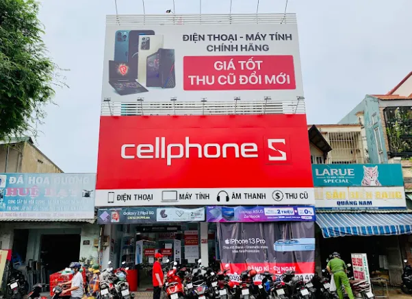 Cửa hàng CellphoneS với khu trải nghiệm laptop