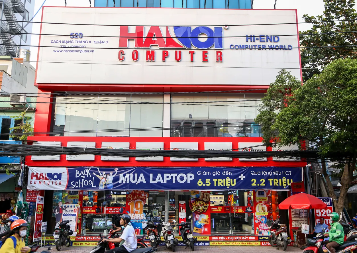Showroom Hacom (HanoiComputer) trưng bày laptop