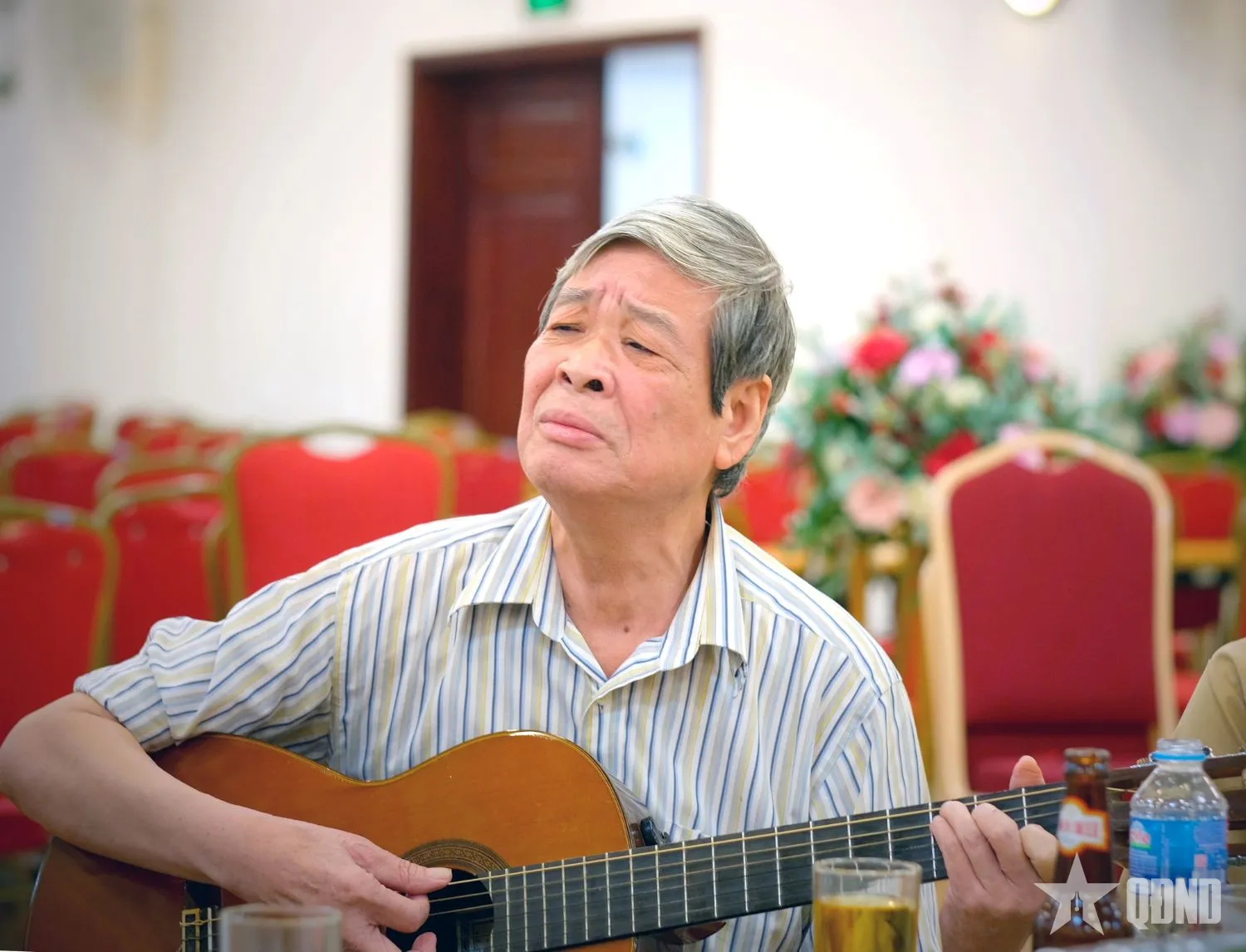 Nhạc sĩ Nguyễn Thụy Kha xúc động hát về đồng đội