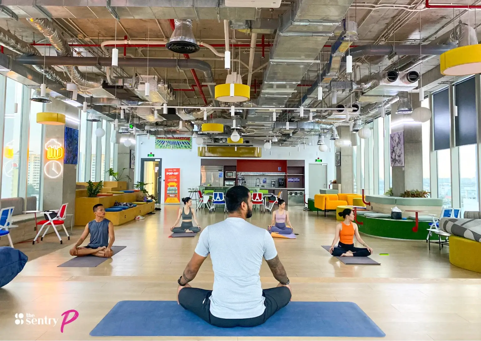 Một lớp yoga tại The Sentry được tổ chức miễn phí cho những người làm việc tại nơi đây.
