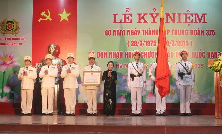 Trao Huân chương Bảo vệ Tổ quốc hạng Nhì cho Trung đoàn 375 thuộc cụm đơn vị bảo vệ lăng (2015)