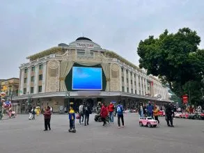 Không khí náo nhiệt tại phố đi bộ Hà Nội bên Hồ Gươm