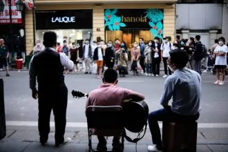 Tiết mục âm nhạc đường phố đa dạng, thu hút mọi lứa tuổi