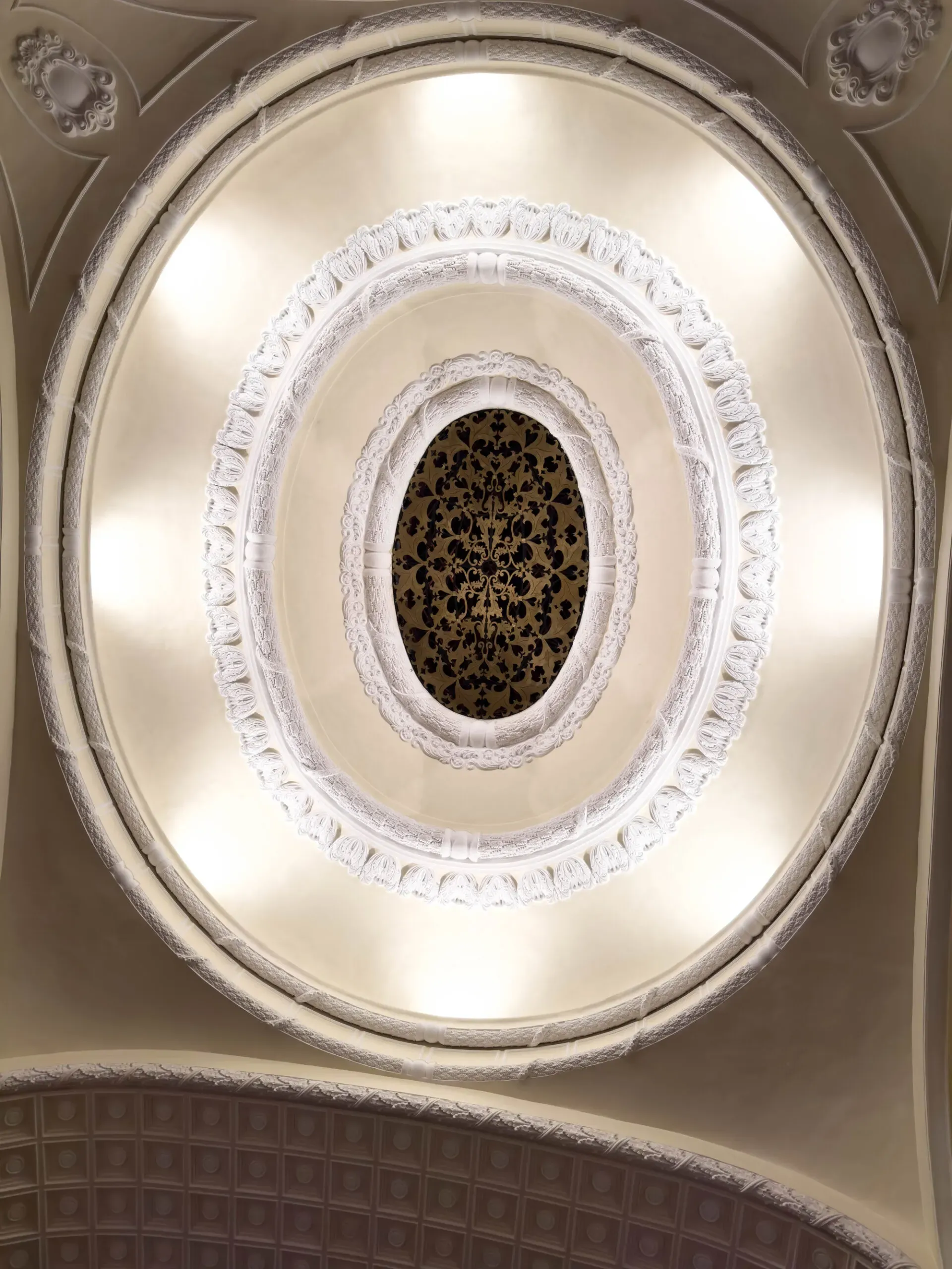 Trần nhà và các chi tiết trang trí cổ điển tại Nhà hát Thành phố