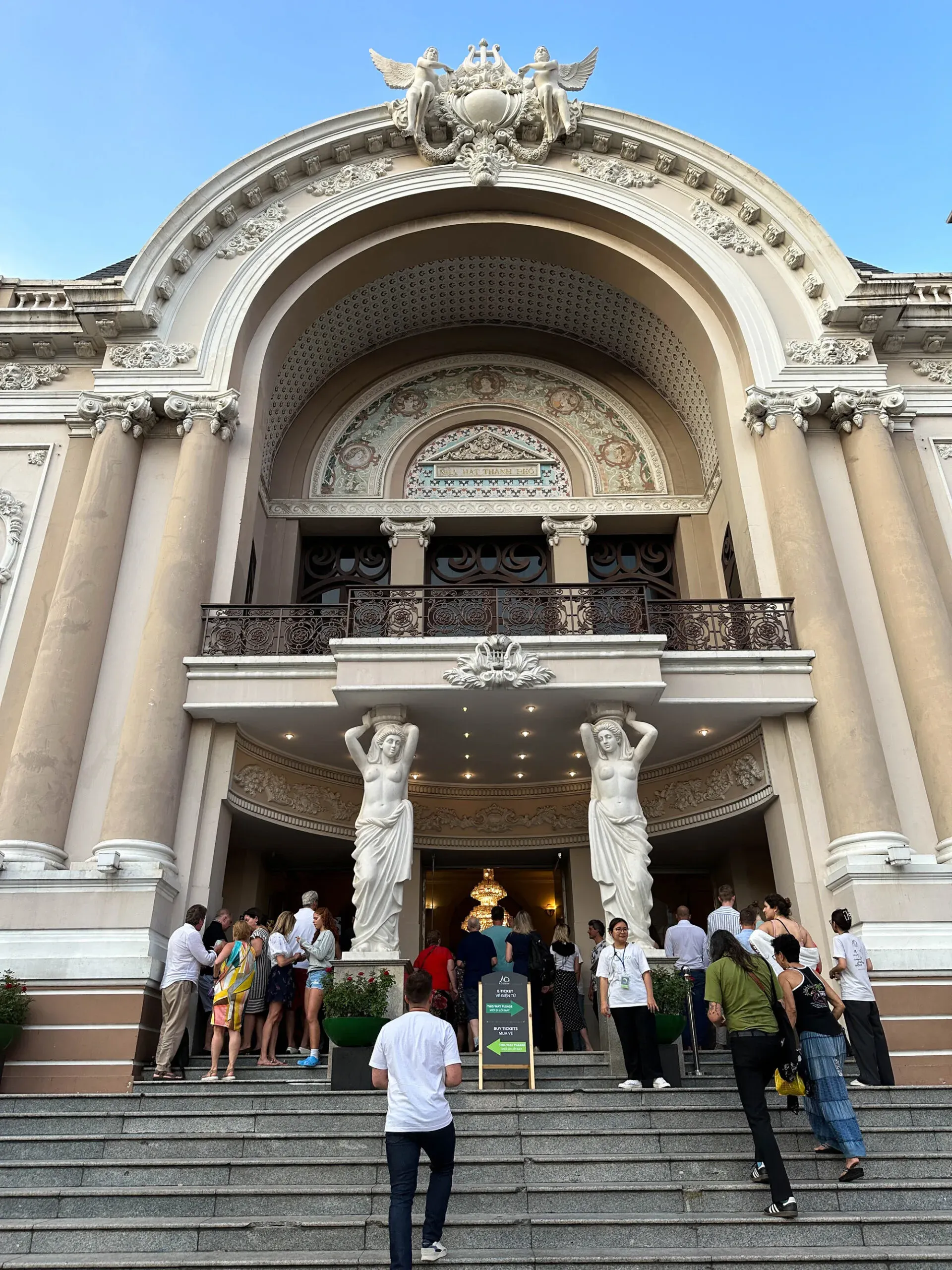 Khán giả xếp hàng vào xem AO Show tại Nhà hát Thành phố Hồ Chí Minh