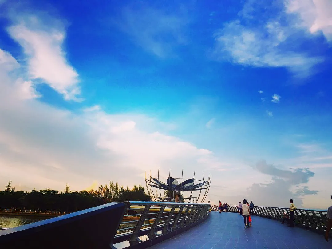 Giới trẻ dạo bước và chụp ảnh trên cầu đi bộ Cần Thơ về đêm