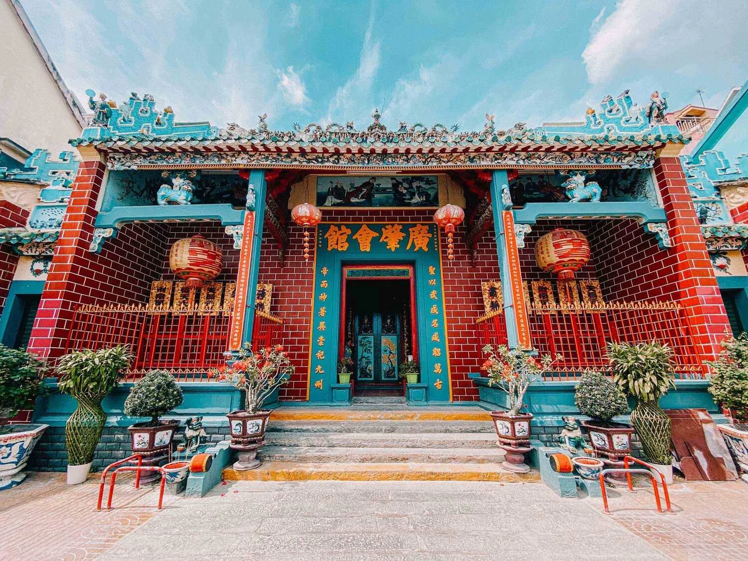 Cổng chùa Ông Cần Thơ với kiến trúc Hoa cổ kính