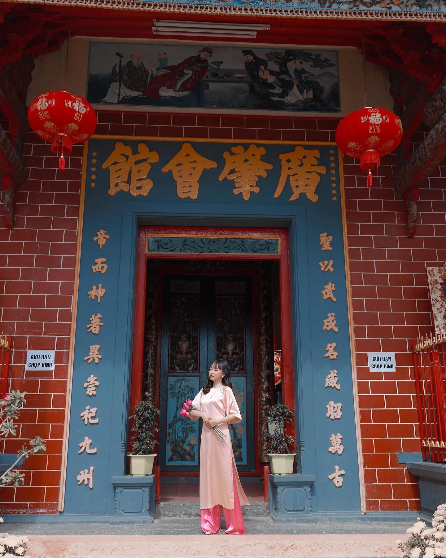 Không gian nội tự chùa Ông với sắc đỏ vàng đặc trưng