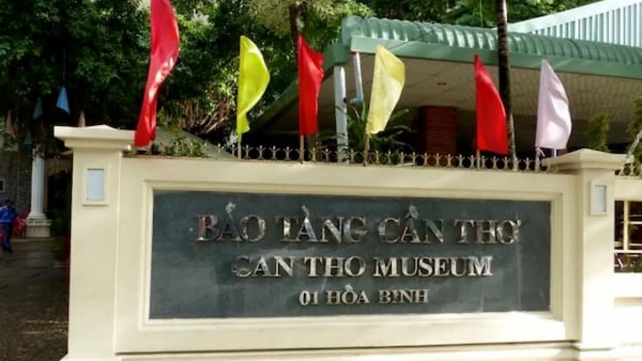 Mặt tiền Bảo tàng Cần Thơ nhìn từ Đại lộ Hòa Bình