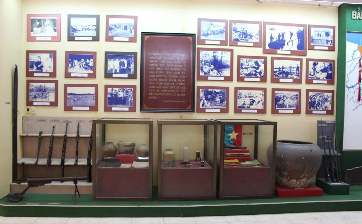 Hiện vật trưng bày tại không gian tầng 1 của Bảo tàng Cần Thơ