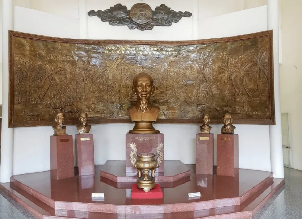 Không gian tượng thờ Bác Hồ và các danh tướng được bài trí trang nghiêm