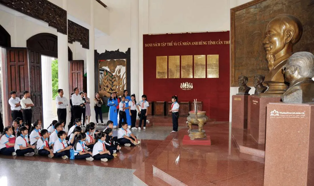 Học sinh tham gia hoạt động ngoại khóa tại Bảo tàng Cần Thơ