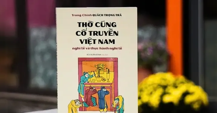 Gia chủ đọc văn khấn trang nghiêm, thắp hương mời Tổ tiên