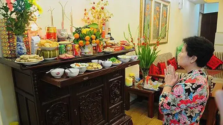 Bàn thờ gia tiên bày biện tinh tươm trước khi đọc văn khấn