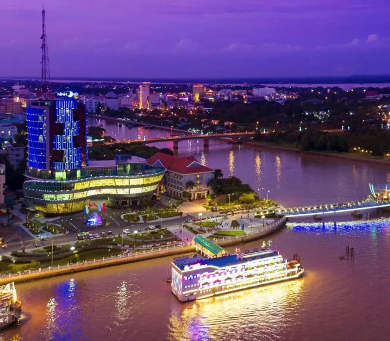 Hoàng hôn trên Bến Ninh Kiều nhìn ra sông Hậu và cầu đi bộ nổi tiếng