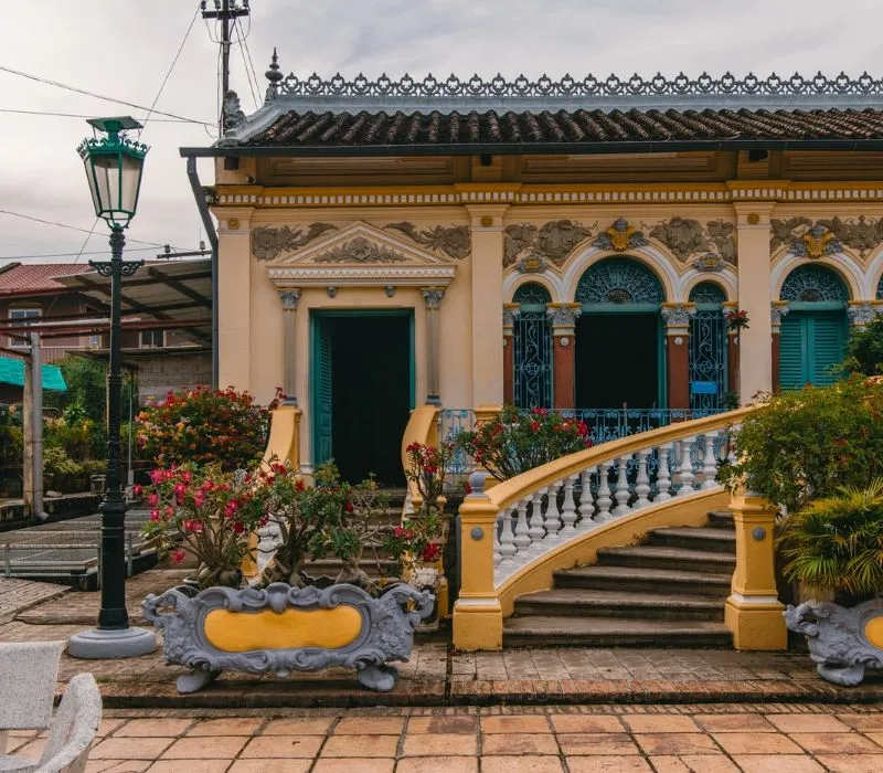 Mặt tiền nhà cổ Bình Thủy với hoa văn tinh xảo và sân vườn cổ kính