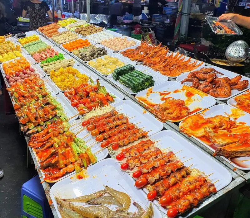 Khu ẩm thực đêm nhộn nhịp với nhiều đặc sản miền Tây hấp dẫn