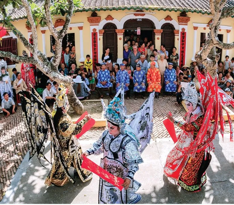 Không khí lễ hội truyền thống tại đình làng thu hút đông đảo người dân và du khách